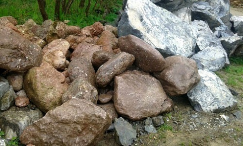 Kamenclub.ru: Конгломераты фр. 300-1000 мм.  купить в Перми кварц мрамор диабаз коричневый, серый зеленоватый речной валун крупный 6500 руб/т   фото КАМЕНЬ КЛУБ