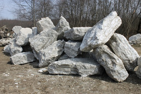 Kamenclub.ru: Мраморизированный известняк фр.500-1500 мм.  купить в Перми    10000 руб/т   фото КАМЕНЬ КЛУБ