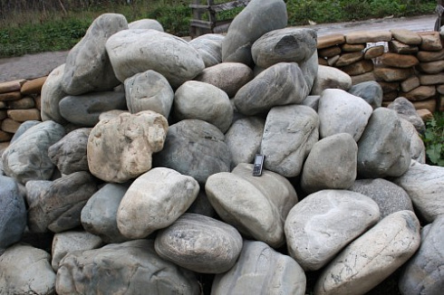 Kamenclub.ru: Речной валун Кабанчик фр.300-500 мм.  купить в Перми крупный природный камень галька серый, темно-серый речной валун галечник масштабный 7000 руб/т   фото КАМЕНЬ КЛУБ