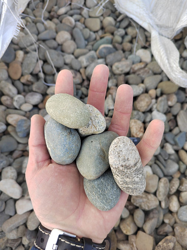 Kamenclub.ru: Галька речная окат (пестрая) фр. 20-40 мм. купить  в Перми галька речная пестрая, серая, серые оттенки галька речная окатанная округлая 5000 руб/т   фото КАМЕНЬ КЛУБ