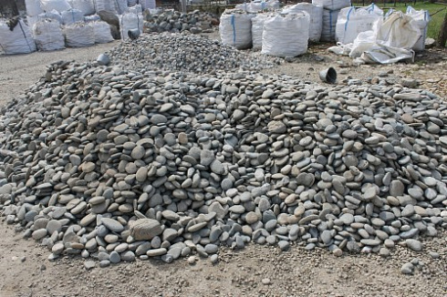 Kamenclub.ru: Галька речная плоская (ассорти) фр. 70-150 мм. купить  в Перми галька галечник серый белый темно-серый синий светло-серый плоская природная галька  9000 руб/т   фото КАМЕНЬ КЛУБ