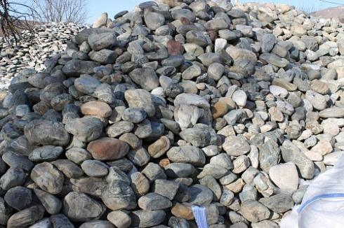 Kamenclub.ru: Ландшафтные валунчики фр.100-500 мм.  купить в Перми крупный природный камень серый, темно-серый, светло-серый речной валун крупный 4800 руб/т   фото КАМЕНЬ КЛУБ