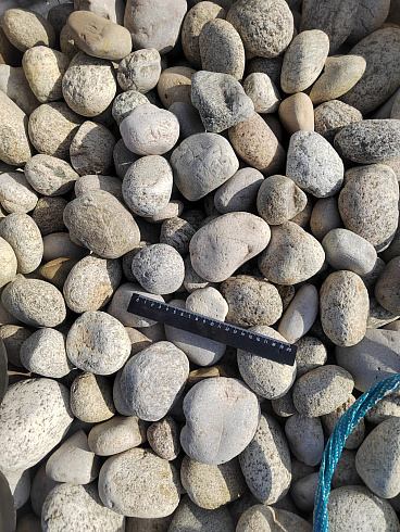 Kamenclub.ru: Галька речная окат (серо-белая) фр. 70-120 мм купить  в Перми галька галечник бело-серая, серо-белая, серая, белая речная природная галька  8000 руб/т   фото КАМЕНЬ КЛУБ