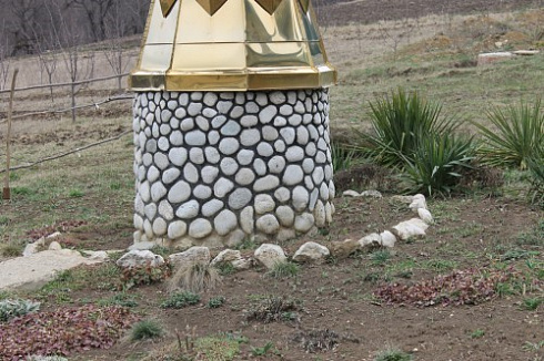 Kamenclub.ru: Галька речная плоская (бело-серая) фр. 100-200-300 мм. купить  в Перми галька речная плоская серый, белый, бело-серый, серо-белый речная галька плоская  9000 руб/т   фото КАМЕНЬ КЛУБ