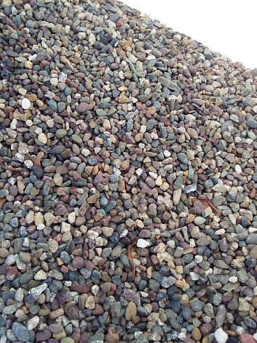 Kamenclub.ru: Галька речная окат цветная фр.5-10 мм. купить  в Перми галька речная белый, серый, красноватый, синий, темно-серый речная окатанная галька декоративная 6800 руб/т   фото КАМЕНЬ КЛУБ