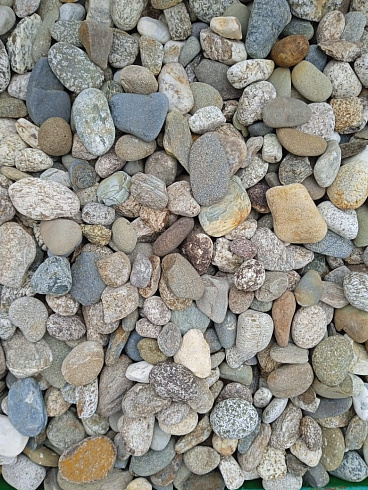 Kamenclub.ru: Галька горная речная окат (цветная) фр. 20-40 мм. купить  в Перми галька речная серый синий бежевый белый окатанная речная галька ландшафтная 6800 руб/т   фото КАМЕНЬ КЛУБ