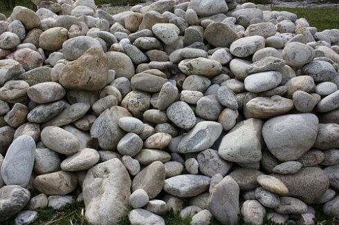 Kamenclub.ru: Бело-серый валунчик фр.100-300 мм.  купить в Перми крупный камень для ландшафта серый, белый бело-серый валун крупная галька 4500 руб/т   фото КАМЕНЬ КЛУБ