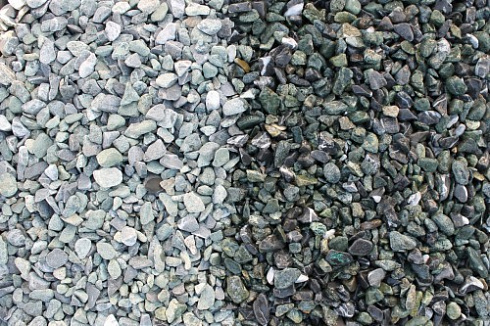 Kamenclub.ru: Мраморная крошка (щебень галтованный микс:зеленый-черный) фр.10-20 мм.  купить в Перми мрамор зеленый, черный декоративные ландшафтные окатанные округлые камни щебня 14500 руб/т   фото КАМЕНЬ КЛУБ