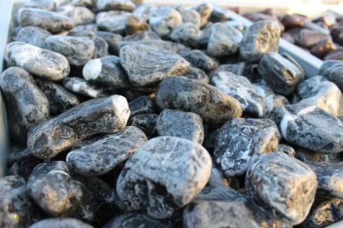 Kamenclub.ru: Щебень галтованный черный (мрамор) фр.20-40 мм.  купить в Перми мрамор черный с белыми прожилками мрамор окатанный округлый 15000 руб/т   фото КАМЕНЬ КЛУБ