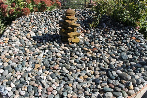 Kamenclub.ru: Галька окат (цветная картошка) фр. 50-100 мм. купить  в Перми галька природная окатанная серый белый цветной синий темно-серый коричневый округлый галечник окатанный 6800 руб/т   фото КАМЕНЬ КЛУБ