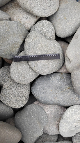 Kamenclub.ru: Галька речная плоская (темно-серая) фр. 70-150 мм. купить  в Перми галечник природный темно-серый серый синий речная плоская природная окатанная  9000 руб/т   фото КАМЕНЬ КЛУБ
