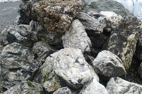 Kamenclub.ru: Черный гранит - кварцит фр. 100-500 мм.  купить в Перми мрамор гранит черный с белыми прожилками, серый, белый валун скальный колотый 7000 руб/т   фото КАМЕНЬ КЛУБ