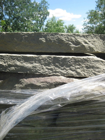 Kamenclub.ru: Песчаник пластушка серо-зеленый (3,0 см)  купить в Перми песчаник серо-зеленый, серый, зеленый песчаник пластушка колотый рваный ландшафтный 10200 руб/м3   фото КАМЕНЬ КЛУБ