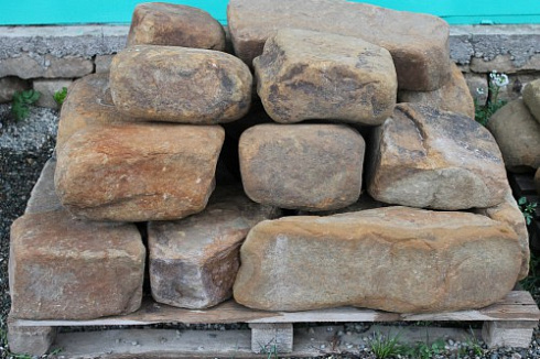 Kamenclub.ru: Песчаник для строительства и кладки (фр. 200-400 мм)  купить в Перми песчаник бежевый серый рыжий желтый блоки для строительства из песчаника 6500 руб/т   фото КАМЕНЬ КЛУБ