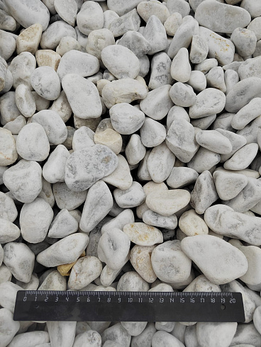 Kamenclub.ru: Мраморная крошка (щебень галтованный белый) фр.40-70 мм.  купить в Перми мрамор белый молочный айвори окатанный округлый природный камень 17000 руб/т   фото КАМЕНЬ КЛУБ