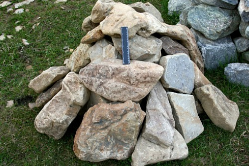 Kamenclub.ru: Песчаник декоративный ландшафтный (фр. 300-500 мм)  купить в Перми песчаник желтый рыжий серый зеленый валун речной окатанный природный песчаника 4 500 руб/т   фото КАМЕНЬ КЛУБ