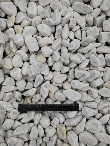 Kamenclub.ru: Мраморная крошка (щебень галтованный белый) фр.40-70 мм.  купить в Перми мрамор белый молочный айвори окатанный округлый природный камень 17000 руб/т   фото КАМЕНЬ КЛУБ