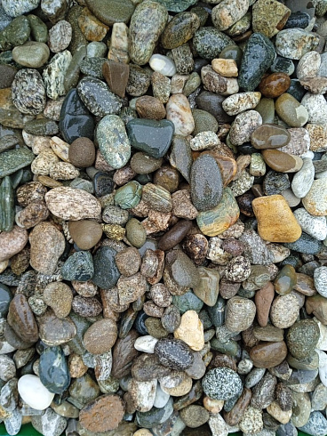 Kamenclub.ru: Галька горная речная окат (цветная) фр. 20-40 мм. купить  в Перми галька речная серый синий бежевый белый окатанная речная галька ландшафтная 6800 руб/т   фото КАМЕНЬ КЛУБ