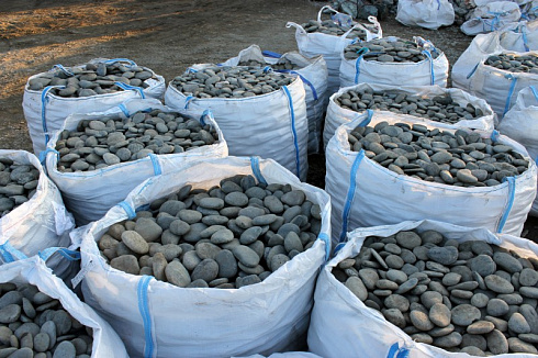 Kamenclub.ru: Галька речная плоская (темно-серая) фр. 100-200-300 мм. купить  в Перми галька речная плоская темно-серый, серый, синий речной галечник плоский 9000 руб/т   фото КАМЕНЬ КЛУБ