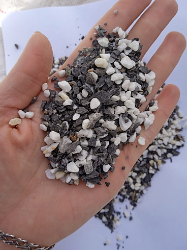 Kamenclub.ru: Мраморная крошка (щебень галтованный микс:: белый-черный) фр.5-10 мм  купить в Перми мрамор белый, черный, молочный, серый галтовка мраморная окатанная декоративная ландшафтная 15500 руб/т   фото КАМЕНЬ КЛУБ