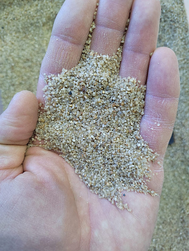 Кварцевый песок для площадок фр. 0,6-1,2 мм.  купить в Перми фото Камень Клуб