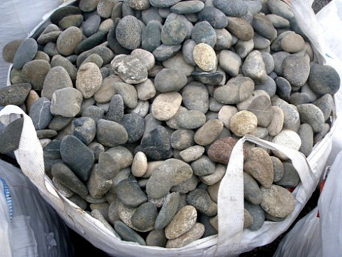 Kamenclub.ru: Галька речная плоская (ассорти) фр. 70-150 мм. купить  в Перми галька галечник серый белый темно-серый синий светло-серый плоская природная галька  9000 руб/т   фото КАМЕНЬ КЛУБ
