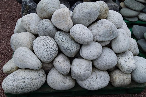 Kamenclub.ru: Бело-серый валунчик фр.100-300 мм.  купить в Перми крупный камень для ландшафта серый, белый бело-серый валун крупная галька 4500 руб/т   фото КАМЕНЬ КЛУБ