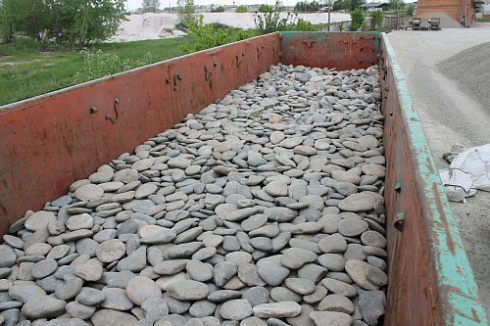 Kamenclub.ru: Галька речная плоская (ассорти) фр. 100-200-300 мм купить  в Перми галька галечник природный серый, белый темно-серый синий рыжий светло-серый природная галька плоская крупная 8000 руб/т   фото КАМЕНЬ КЛУБ