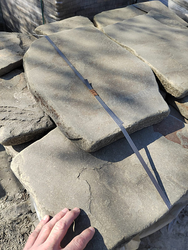 Kamenclub.ru: Песчаник пластушка светло-серый (3,0 см)  купить в Перми песчаник светло-серый, серый песчаник рваный ландшафтный колотый 13800 руб/м3   фото КАМЕНЬ КЛУБ