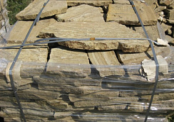 Kamenclub.ru: Песчаник пластушка желтый с рисунком (3 см)  купить в Перми песчаник желтый с рисунком, рыжий, желтый песчаник пластушка ландшафтная рваная 8 500 руб/м3   фото КАМЕНЬ КЛУБ