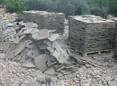 Kamenclub.ru: Песчаник пластушка серо-зеленый (1,5 см)  купить в Перми плитняк - пластушка серо-зеленый, серый, зеленый пластушка рваная ландшафтная колотая 10200 руб/м3   фото КАМЕНЬ КЛУБ