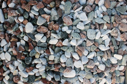 Kamenclub.ru: Мраморная крошка (щебень галтованный микс:белый-зеленый-розовый) фр.20-40 мм.  купить в Перми мрамор белый, зеленый, розовый мрамор декоративный (галтовка) 15500 руб/т   фото КАМЕНЬ КЛУБ