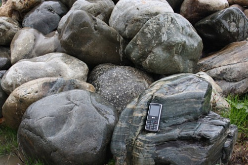 Kamenclub.ru: Речной валун Кабанчик фр.300-500 мм.  купить в Перми крупный природный камень галька серый, темно-серый речной валун галечник масштабный 7000 руб/т   фото КАМЕНЬ КЛУБ