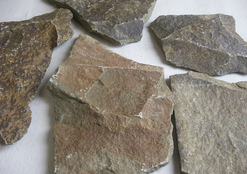 Kamenclub.ru: Песчаник пластушка "фонтанка" серо-зеленая (3,0-5,0 см)  купить в Перми песчаник серо-зеленая колотые плитки облицовочные пластушки 11400 руб/м3   фото КАМЕНЬ КЛУБ