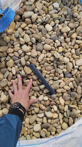 Kamenclub.ru: Галька речная окат рыжая фр. 20-40 мм. купить  в Перми галька речная окатанная рыжая желтая серая округлая речная галька 5000 руб/т   фото КАМЕНЬ КЛУБ