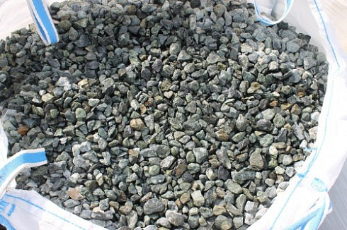 Kamenclub.ru: Щебень крошка зеленый (змеевик) фр. 20-40 мм.  купить в Перми мрамор зеленый, салатовый ландшафтная мраморная крошка 8500 руб/т   фото КАМЕНЬ КЛУБ