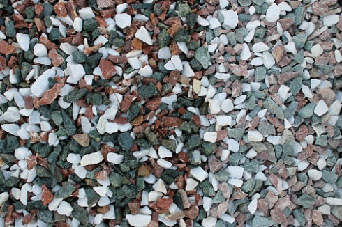 Kamenclub.ru: Мраморная крошка (щебень крошка микс: белый-зеленый-розовый) фр. 10-20 мм.  купить в Перми мрамор белый, зеленый, розовый декоративный ландшафтный колотый щебень 12000 руб/т   фото КАМЕНЬ КЛУБ