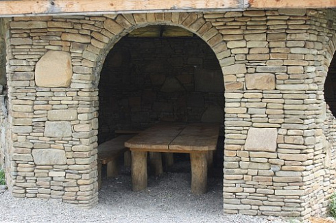 Kamenclub.ru: Песчаник для строительства и кладки блочный (фр 100-200 мм)  купить в Перми песчаник бежевый серый рыжий валун мелкий для строительства песчаник 6500 руб/т   фото КАМЕНЬ КЛУБ