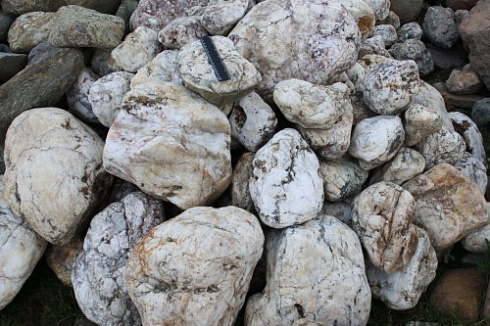 Kamenclub.ru: Кварцевый валунчик фр.100-300 мм.  купить в Перми кварц белый, бежевый молочный рыжий крупный природный камень галечник 7850 руб/т   фото КАМЕНЬ КЛУБ