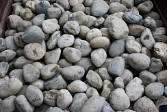 Kamenclub.ru: Речной валун (Ассорти) фр.100-300 мм.  купить в Перми галечник серый, темно-серый, светло-серый речная галька крупных размеров 4200 руб/т   фото КАМЕНЬ КЛУБ