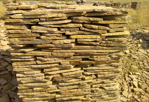 Kamenclub.ru: Песчаник пластушка желтый с разводом под дерево (2 см)  купить в Перми плитняк желтый с разводами, желтый, рыжий, серый песчаник пластушка рваная ландшафтная 11 000 руб/м3   фото КАМЕНЬ КЛУБ