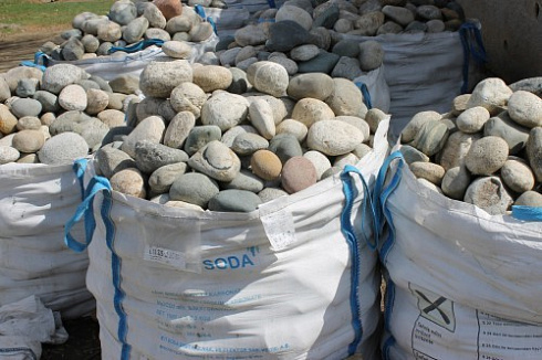 Kamenclub.ru: Речной валун (Ассорти) фр.100-300 мм.  купить в Перми галечник серый, темно-серый, светло-серый речная галька крупных размеров 4200 руб/т   фото КАМЕНЬ КЛУБ