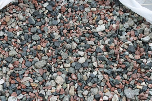 Kamenclub.ru: Мраморная крошка (щебень галтованный микс:: серый-зеленый-розовый) фр.10-20 мм.  купить в Перми мрамор серый, зеленый, розовый щебень окатанный округлый декоративный ландшафтный 15500 руб/т   фото КАМЕНЬ КЛУБ