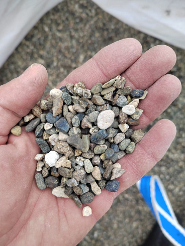 Kamenclub.ru: Галька речная окат (серая) фр.5-10 мм купить  в Перми галька речная серая, серый, темно-серый, светло-серый, коричневый речная окатанная галька декоративная ландшатфная 5000 руб/т   фото КАМЕНЬ КЛУБ