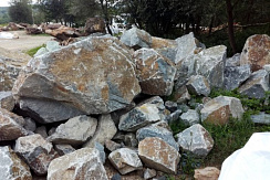 Kamenclub.ru: Гранит скальник (серо-зеленый) фр. 500-1500 мм.  купить в Перми гранит мрамор  серый зеленый темно-серый глыба скальная колотая ландшафтная 7 500 руб/т   фото КАМЕНЬ КЛУБ