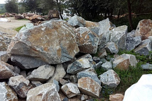 Kamenclub.ru: Гранит скальник (серо-зеленый) фр. 500-1500 мм.  купить в Перми гранит мрамор  серый зеленый темно-серый глыба скальная колотая ландшафтная 7 500 руб/т   фото КАМЕНЬ КЛУБ