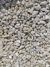 Kamenclub.ru: Мраморная крошка, щебень, цвет-белый, фр. 5-10 мм.  купить в Перми мрамор белый, айвори, молочный мраморная каменная крошка ландшафтная 12000 руб/т   фото КАМЕНЬ КЛУБ