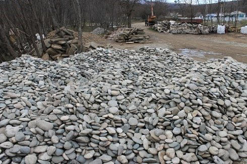 Kamenclub.ru: Галька речная плоская (ассорти) фр. 100-200-300 мм. купить  в Перми галька плоская разноцветная серый белый темно-серый синий речная галька ландшафтная 8000 руб/т   фото КАМЕНЬ КЛУБ