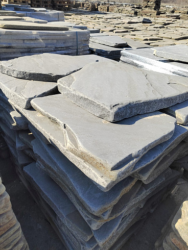 Kamenclub.ru: Песчаник пластушка галтованная светло-серая (3,0 см)  купить в Перми песчаник светло-серый, серый ландшафтный камень рваный колотый 21000 руб/м3   фото КАМЕНЬ КЛУБ