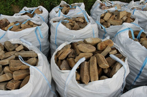 Kamenclub.ru: Песчаник для строительства и кладки блочный (фр 100-200 мм)  купить в Перми песчаник бежевый серый рыжий валун мелкий для строительства песчаник 6500 руб/т   фото КАМЕНЬ КЛУБ